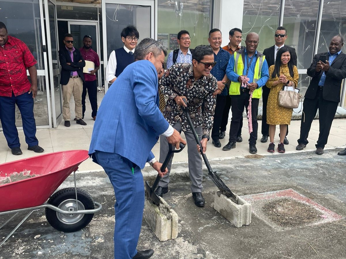 Wakil Menteri Luar Negeri RI Pahala Mansury dan Menteri Luar Negeri Vanuatu Matai Seremiah Nawalu melakukan groundbreaking gedung VIP Bandara Internasional Bauerfield, Vanuatu (Foto: Kemlu RI)